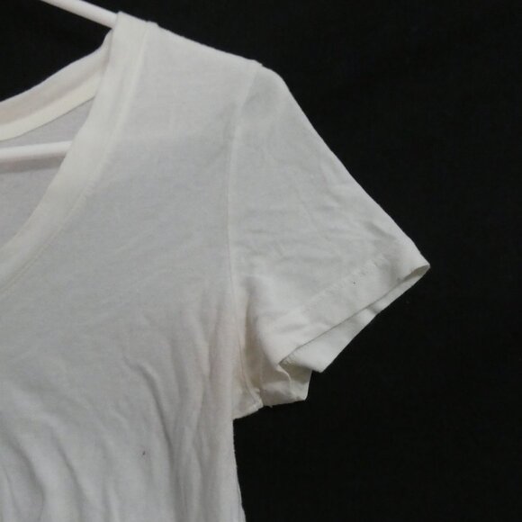 FOREVER 21 | small | White Short Sleeve V-Neck Tee / T-Shirt | Preloved - Picture 5 of 12